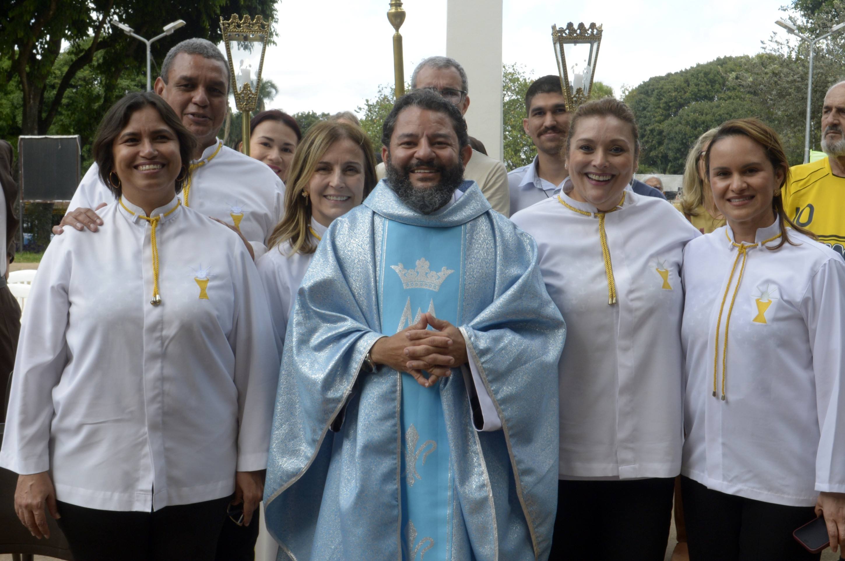 Padre André com os ministros da eucaristia: 
