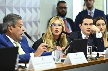 Virgínia na sessão: 'Gostaria que chamassem todos os times de futebol, as emissoras de TV, os eventos patrocinados. Tudo tem bet' -  (crédito: Andressa Anholete/Agência Senado)