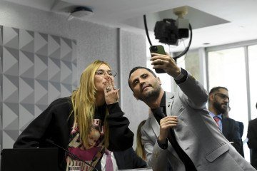 Selfie com Virgínia: o resumo da sessão de uma importante CPI -  (crédito:  Edilson Rodrigues/Agência Senad)