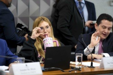 Virgínia disse aos senadores que não tem como prestar auxílio aos seguidores dela, que pedem socorro por endividamentos provocados pelas apostas on-line -  (crédito: Edilson Rodrigues/Agência Senado)