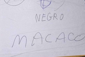 Menino de 12 anos teve as palavras 'macaco' e 'negro' escritas em seu caderno por colega de escola em Uberaba (MG) -  (crédito: Redes sociais/Divulgação)