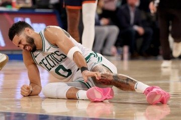 Tatum rompeu o tendão de Aquiles no fim do jogo 4 contra o Knicks e está fora da temporada - (crédito: Elsa/Getty Images/AFP) Tatum rompeu o tendão de Aquiles no fim do jogo 4 contra o Knicks e está fora da temporada - (crédito: Elsa/Getty Images/AFP)