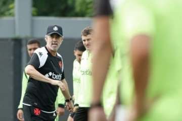 Seis jogos em 18 dias, Vasco terá maratona com Fernando Diniz