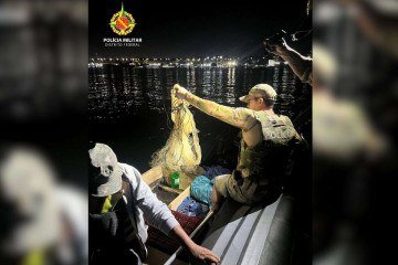 O pescador foi conduzido à 1ª Delegacia de Polícia, onde a ocorrência foi registrada como pesca predatória -  (crédito: Divulgação/PMDF)