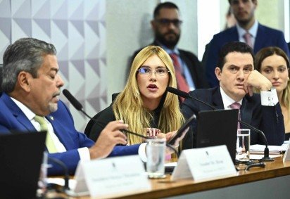 Ao ser questionada sobre sua responsabilidade nas campanhas, Virgínia afirmou que recebe os roteiros prontos das marcas, mas faz questão de incluir as advertências obrigatórias -  (crédito: Andressa Anholete/Agência Senado)