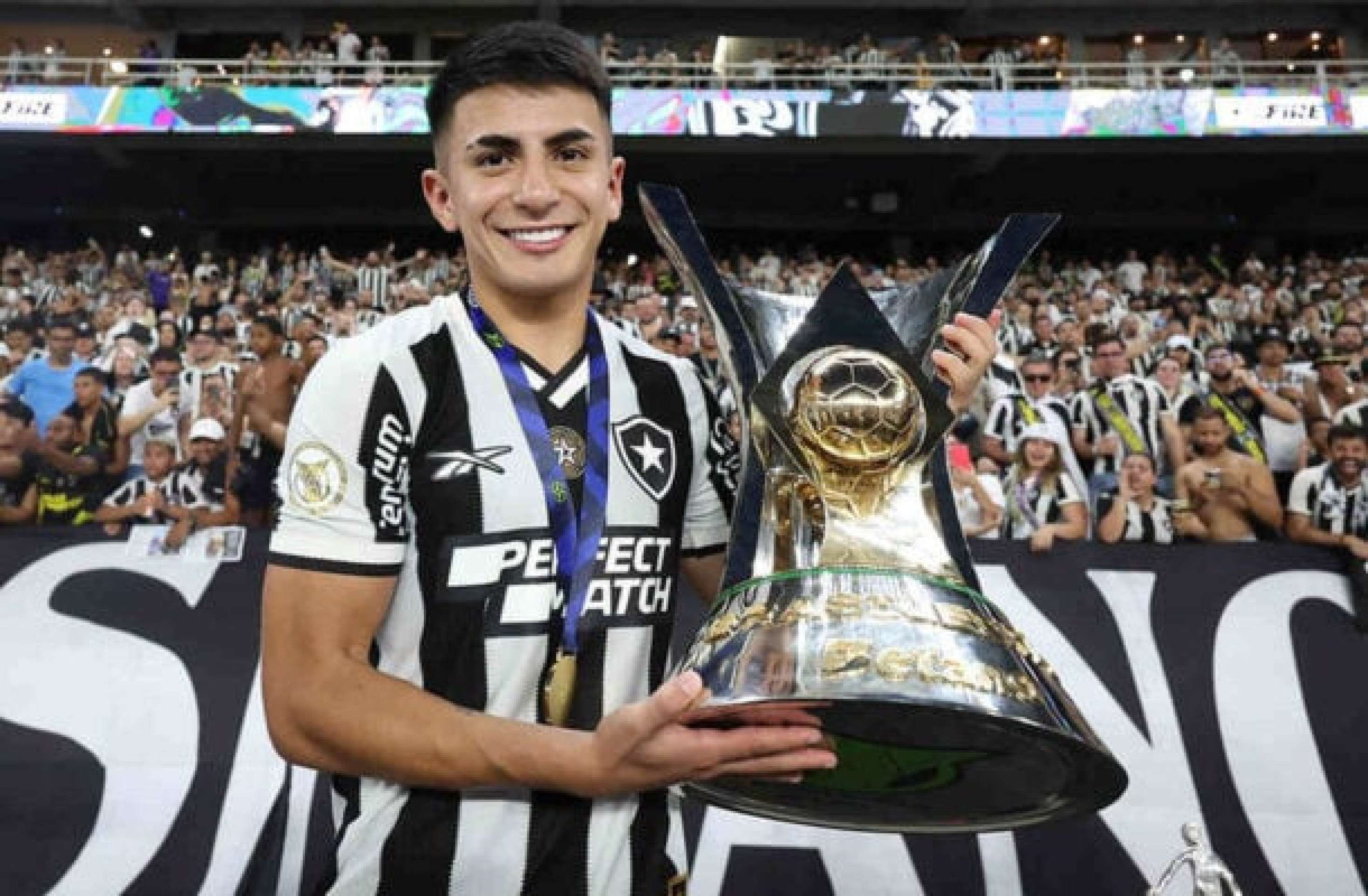 Botafogo sonha em contar com Almada para o Mundial de Clubes