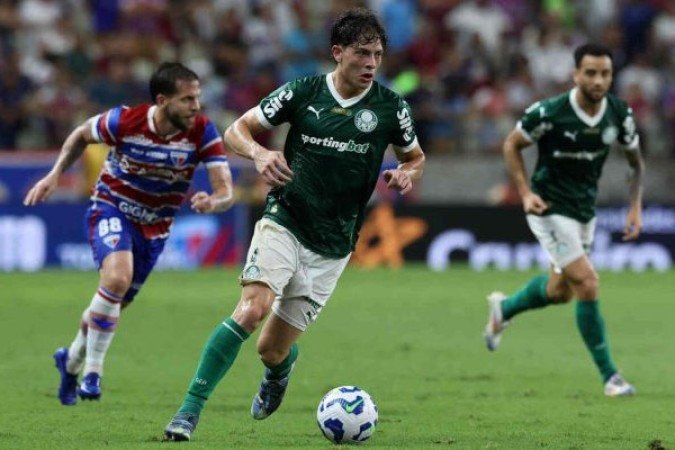 GIAY - Tendo mais uma oportunidade pela lateral, esteve um pouco mais afobado. Uma das principais chances do São Paulo saiu nas suas costas, do jogador que ficou devendo um pouco no jogo. Nota: 5,5 - Foto: Cesar Greco/Palmeiras