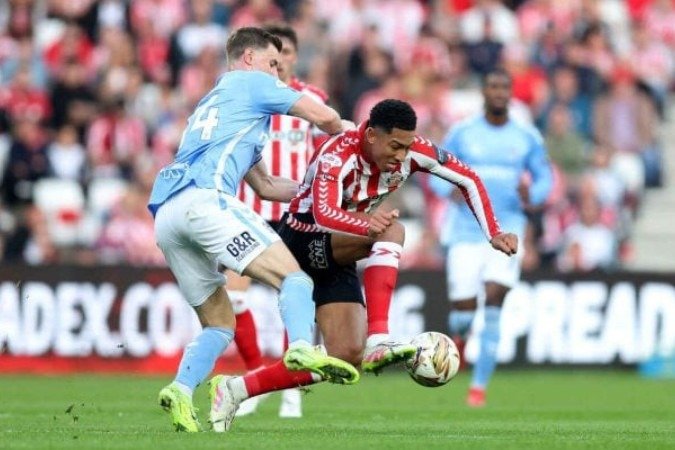 Jobe Bellingham, irmão de Jude Bellingham, tenta levar o Sunderland ao ataque e é marcado por Ben Sheaf, do Coventry - (crédito: Foto: George Wood/Getty Images) Jobe Bellingham, irmão de Jude Bellingham, tenta levar o Sunderland ao ataque e é marcado por Ben Sheaf, do Coventry - (crédito: Foto: George Wood/Getty Images)