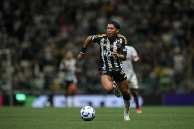 RONY: No dia do seu aniversário de 30 anos, lutou bastante e foi muito participativo, mas sentiu a falta de aproximação do ataque. Valeu pelo esforço e pelo apoio na marcação. Saiu quando o Galo empatou o jogo. NOTA: 5,5. Foto: Pedro de Souza/Atlético