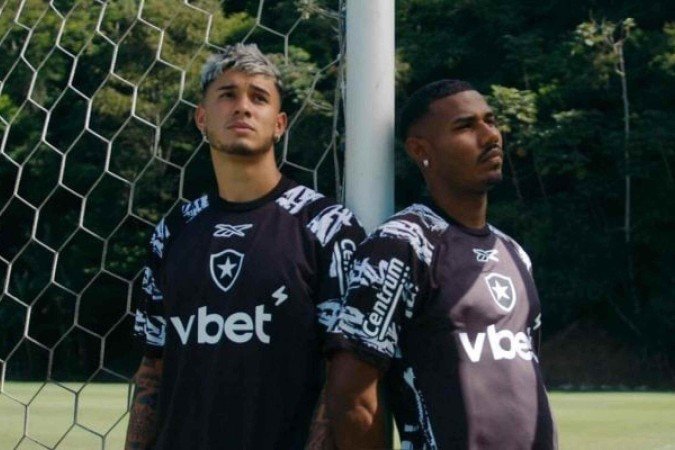 Ponte e Cuiabano atacam de modelo em nova ação de marketing do Botafogo - (crédito: Foto: Reprodução ) Ponte e Cuiabano atacam de modelo em nova ação de marketing do Botafogo - (crédito: Foto: Reprodução )