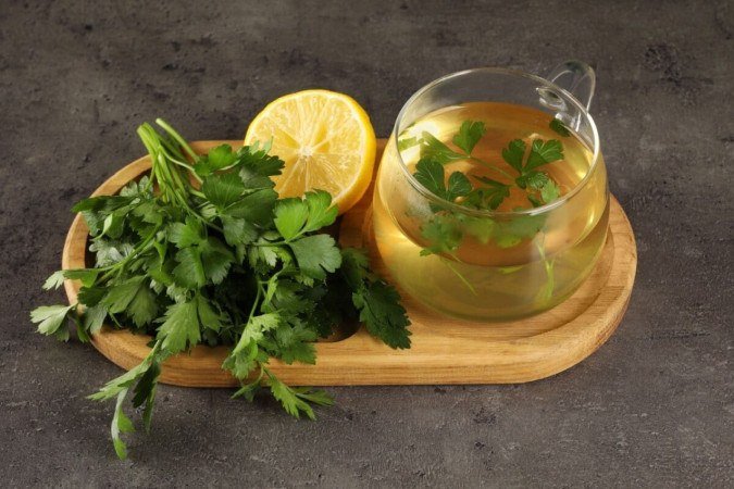 Chá de salsinha com coentro e limão-siciliano (Imagem: New Africa | Shutterstock) - (crédito: EdiCase) Chá de salsinha com coentro e limão-siciliano (Imagem: New Africa | Shutterstock) - (crédito: EdiCase)