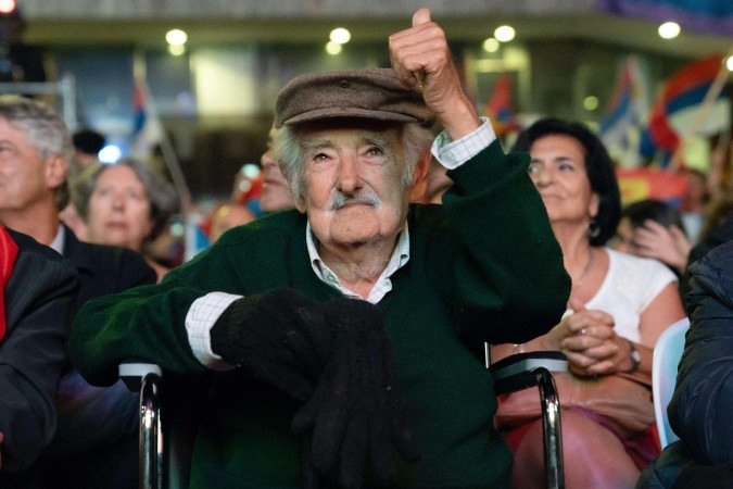 Mujica ficou conhecido por dirigir seu fusca azul mesmo durante seu mandato enquanto presidente do Uruguai - (crédito: Getty Images) Mujica ficou conhecido por dirigir seu fusca azul mesmo durante seu mandato enquanto presidente do Uruguai - (crédito: Getty Images)