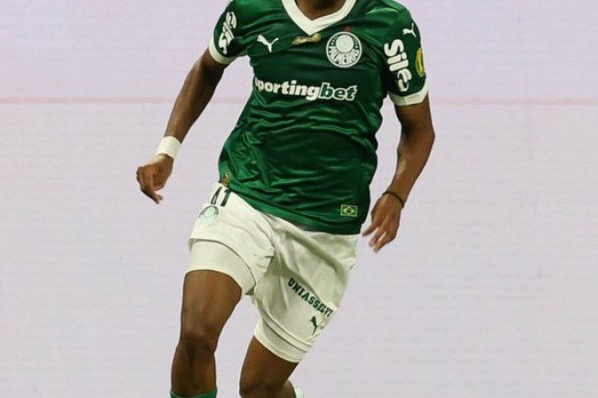 ESTÊVÃO - Em seu último clássico antes de ir para a Europa, o atacante, mais uma vez, participou muito bem, com bastante flutuação em campo e conseguindo criar boas oportunidades. Faltou o gol, algo que não aconteceu em clássicos neste seu começo de carreira. Nota: 7 - Foto: Cesar Greco/Palmeiras