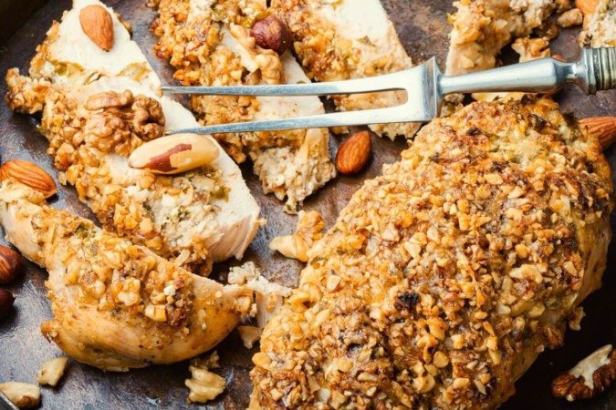 Filé de frango com crosta crocante de nozes e castanhas
(Imagem: Chatham172
| Shutterstock) - (crédito: EdiCase) Filé de frango com crosta crocante de nozes e castanhas
(Imagem: Chatham172
| Shutterstock) - (crédito: EdiCase)