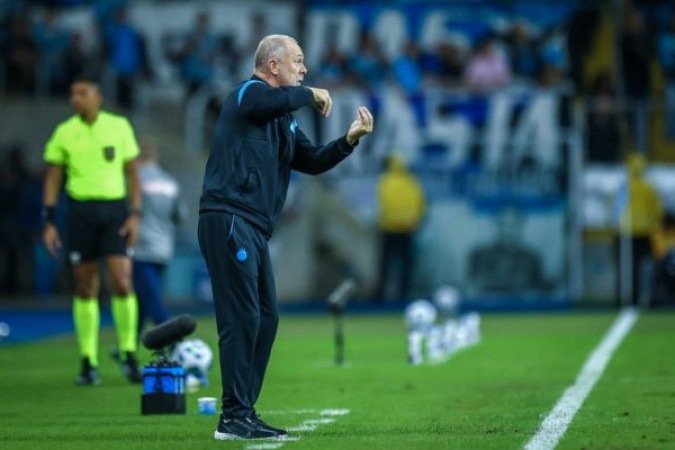 MANO MENEZES - Liberar os laterais, cobrindo-os com os volantes, e recuar Braithwaite para a criação, foram boas situações. Mas sua estratégia, que fez o time abrir o placar,  deu água por causa dos erros defensivos. Assim, cedeu o empate. Tentou mudar o time com substituições corretas. Mas a vitória não veio. NOTA 6,0. Foto: Lucas Uebel/Grêmio