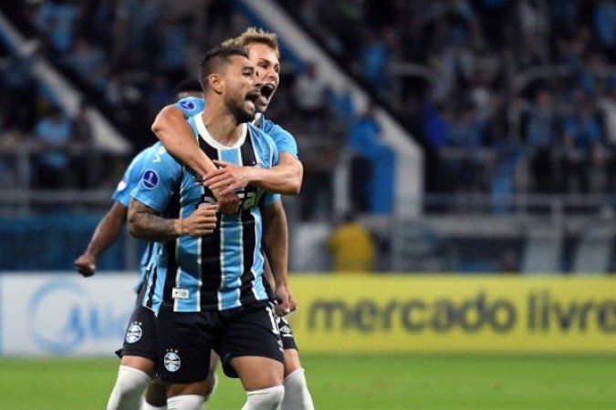 JOÃO PEDRO - Muito feliz no arremate aos seis do primeiro tempo para fazer o belo primeiro gol gremista, o seu primeiro na temporada. Mas cometeu um erro defensivo em lance no qual quase saiu gol do Godoy e, lesionado, saiu os 40 minutos do 1ºtempo, cedendo vaga a Igor Serrote.  NOTA 6,5. Foto: Foto: Divulgação/Conmebol
