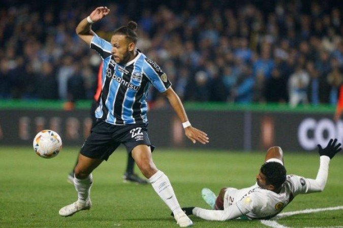 BRAITHWAITE - Desta vez foi escalado mais como um ponta de lança (um 10) do que enfiado como falso 9 na área e apareceu com qualidade. Participativo no lance do primeiro gol gremista. Mas foi caindo de rendimento despois os 25 minutos  NOTA 5,5. Foto: Divulgação Grêmio