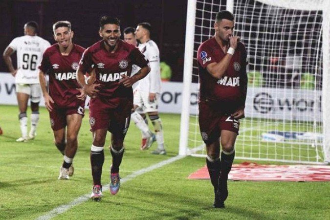 Carrera, do Lanús, comemora gol da vitória spbre o Vasco - (crédito: Foto: Divulgação / Club Lanús) Carrera, do Lanús, comemora gol da vitória spbre o Vasco - (crédito: Foto: Divulgação / Club Lanús)