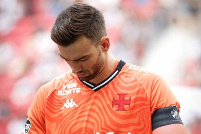 LÉO JARDIM - Trabalhando mais que o habitual, o goleiro conseguiu lidar bem com a saída de jogo de Diniz. Foi salvo por um defensor após errar no primeiro tempo, mas compensou com uma bela defesa na reta final de jogo. Nota: 6 - Foto: Matheus Lima/Vasco