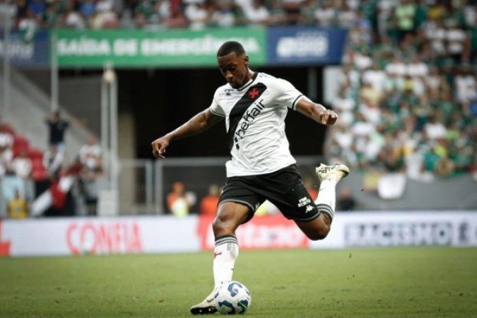 LUIZ GUSTAVO - Se mostrou bem ao longo de toda partida. Conseguiu se adaptar a saída de jogo proposta por Diniz e ainda salvou em um lance decisivo na primeira etapa. Foi substituído em uma alteração que não agradou o torcedor vascaíno. Nota: 6,5 - Foto: Matheus Lima/Vasco