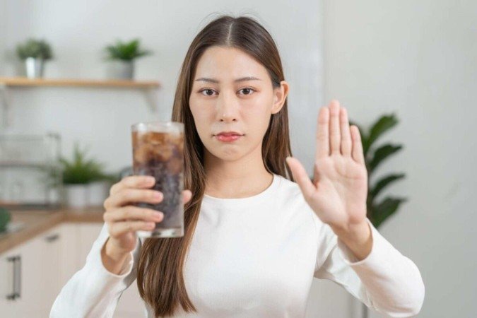 O refrigerante é uma das bebidas mais agressivas para o sistema urinário (Imagem: Kmpzzz | Shutterstock) - (crédito: EdiCase) O refrigerante é uma das bebidas mais agressivas para o sistema urinário (Imagem: Kmpzzz | Shutterstock) - (crédito: EdiCase)