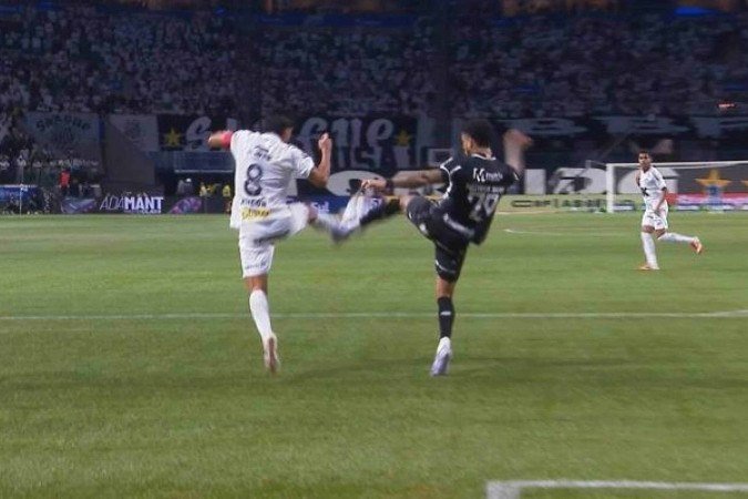 Santos reclamou de um possível penâlti na partida contra o Ceará - (crédito: Foto: Reprodução/CBF) Santos reclamou de um possível penâlti na partida contra o Ceará - (crédito: Foto: Reprodução/CBF)