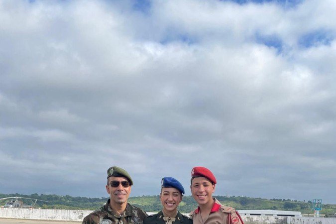 Emily com o pai e o irmão, na formatura do Cavex