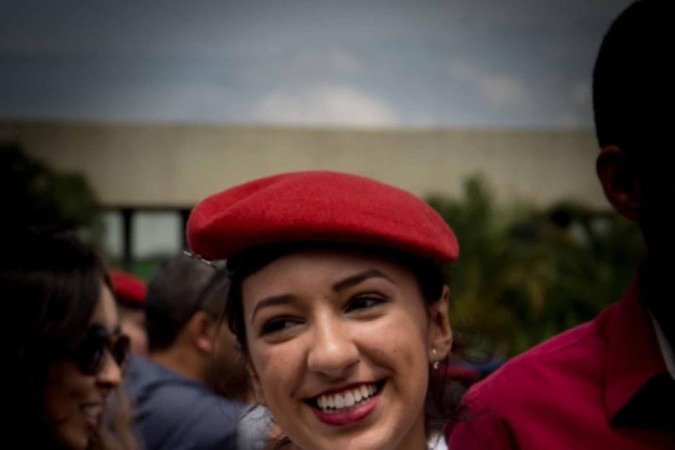 Emily na formatura do ensino médio