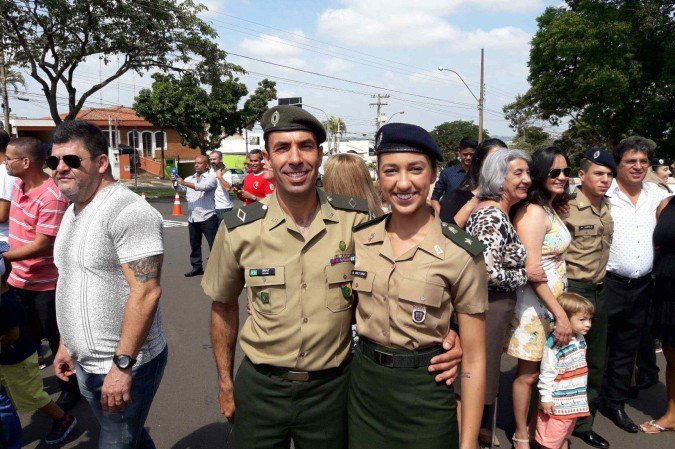 Emily e o pai, na abertura dos portões da EsPCEx