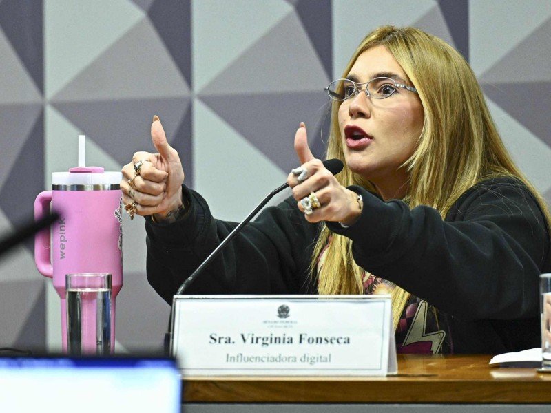 Virgínia Fonseca apareceu para prestar depoimento vestindo um moletom estampado com o rosto da filha  -  (crédito:  Andressa Anholete/Agência Senado)