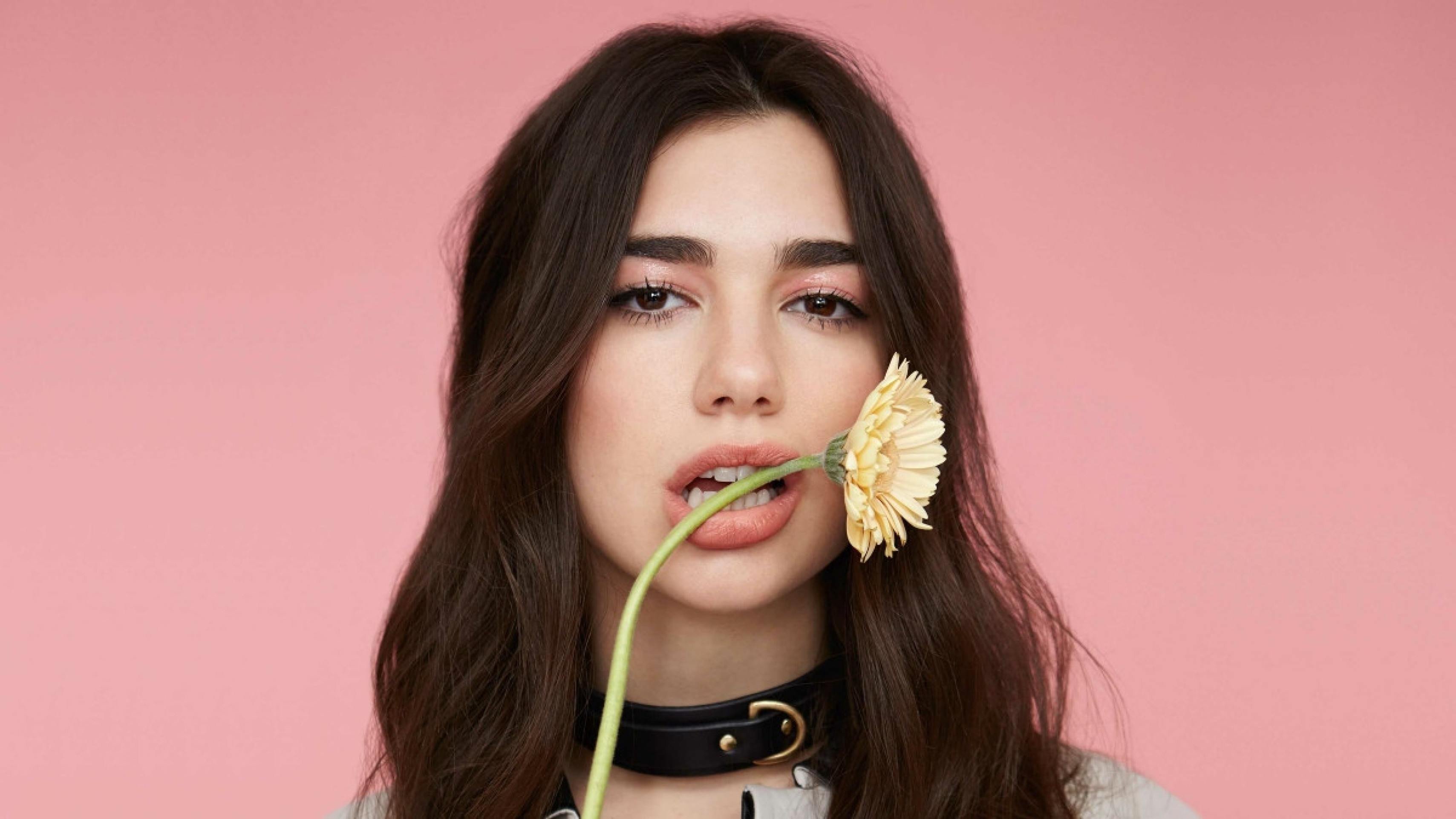 Dua Lipa canta em espanhol e emociona Madrid com Manu Chao