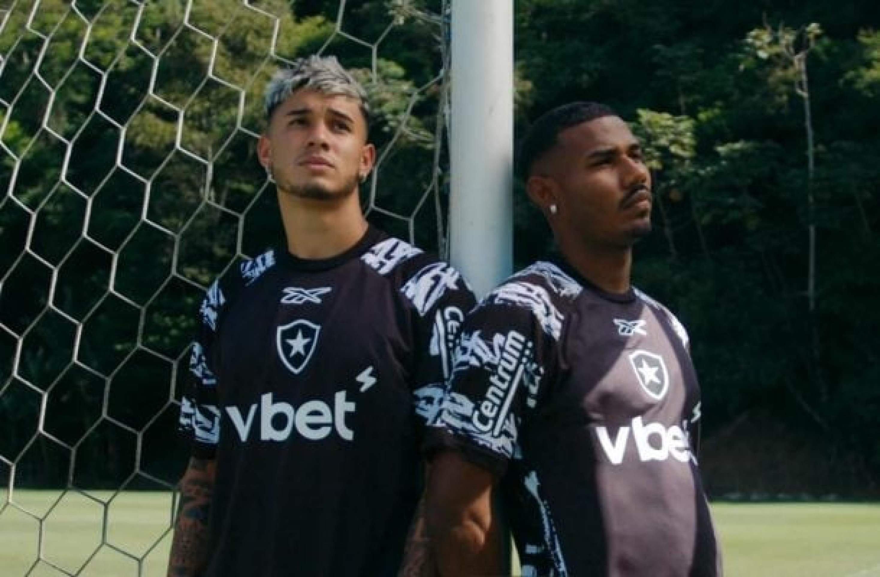 Botafogo tem nova camisa de aquecimento. Veja! Botafogo tem nova camisa de aquecimento. Veja!