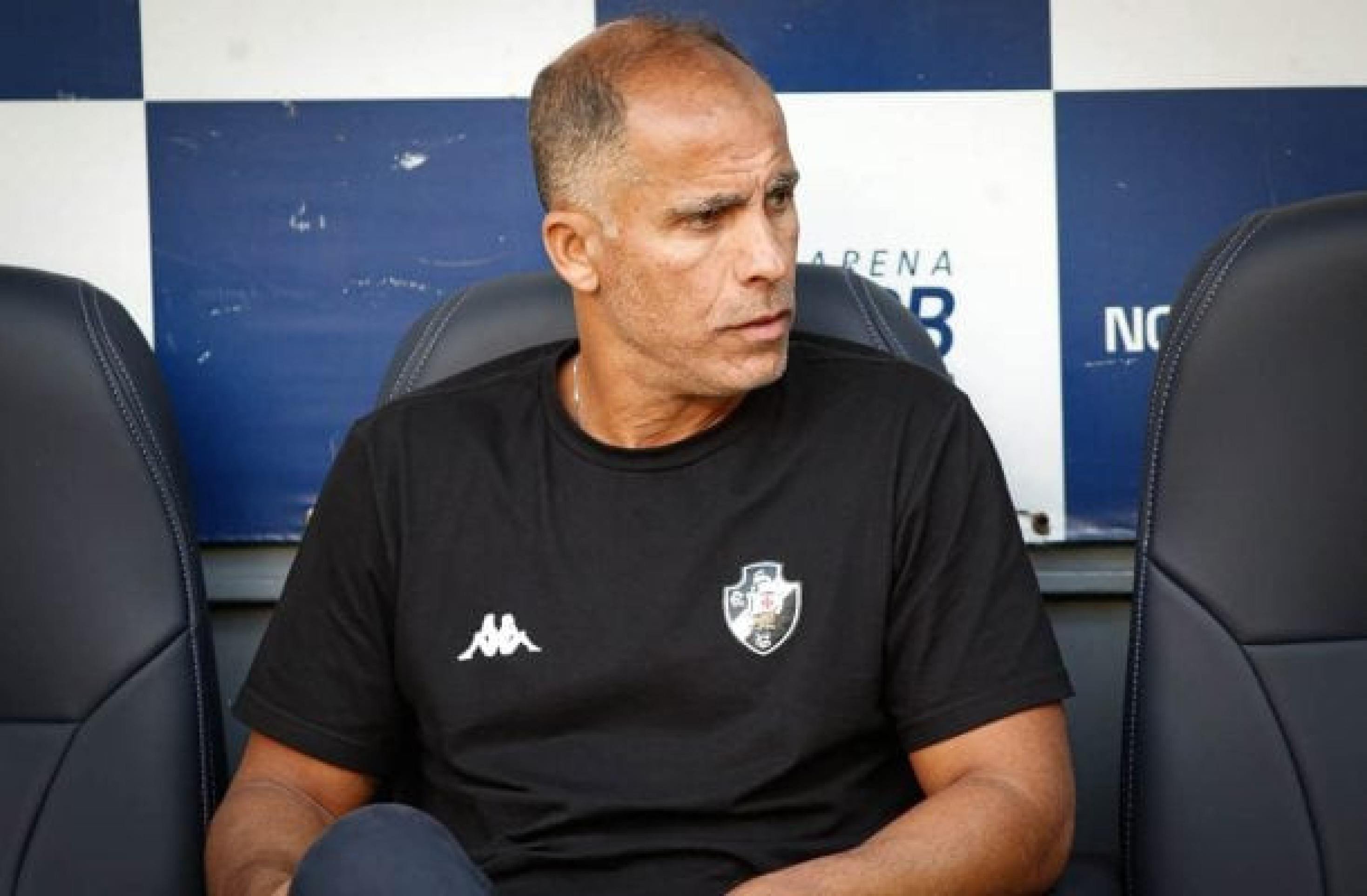 Felipe Loureiro está pressionado no Vasco após passagem como interino