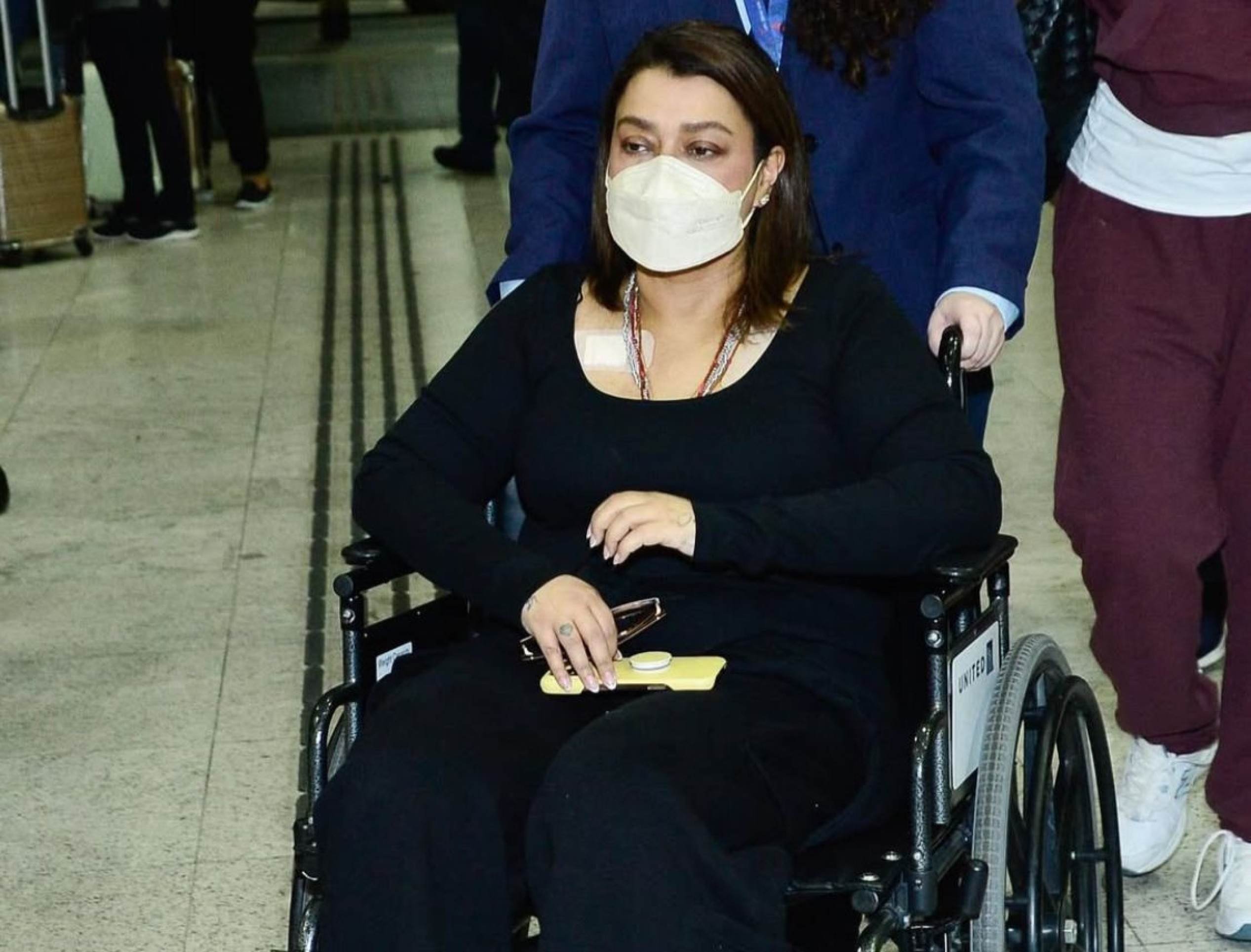 De cadeira de rodas, Preta Gil embarca em busca da cura fora do Brasil De cadeira de rodas, Preta Gil embarca em busca da cura fora do Brasil