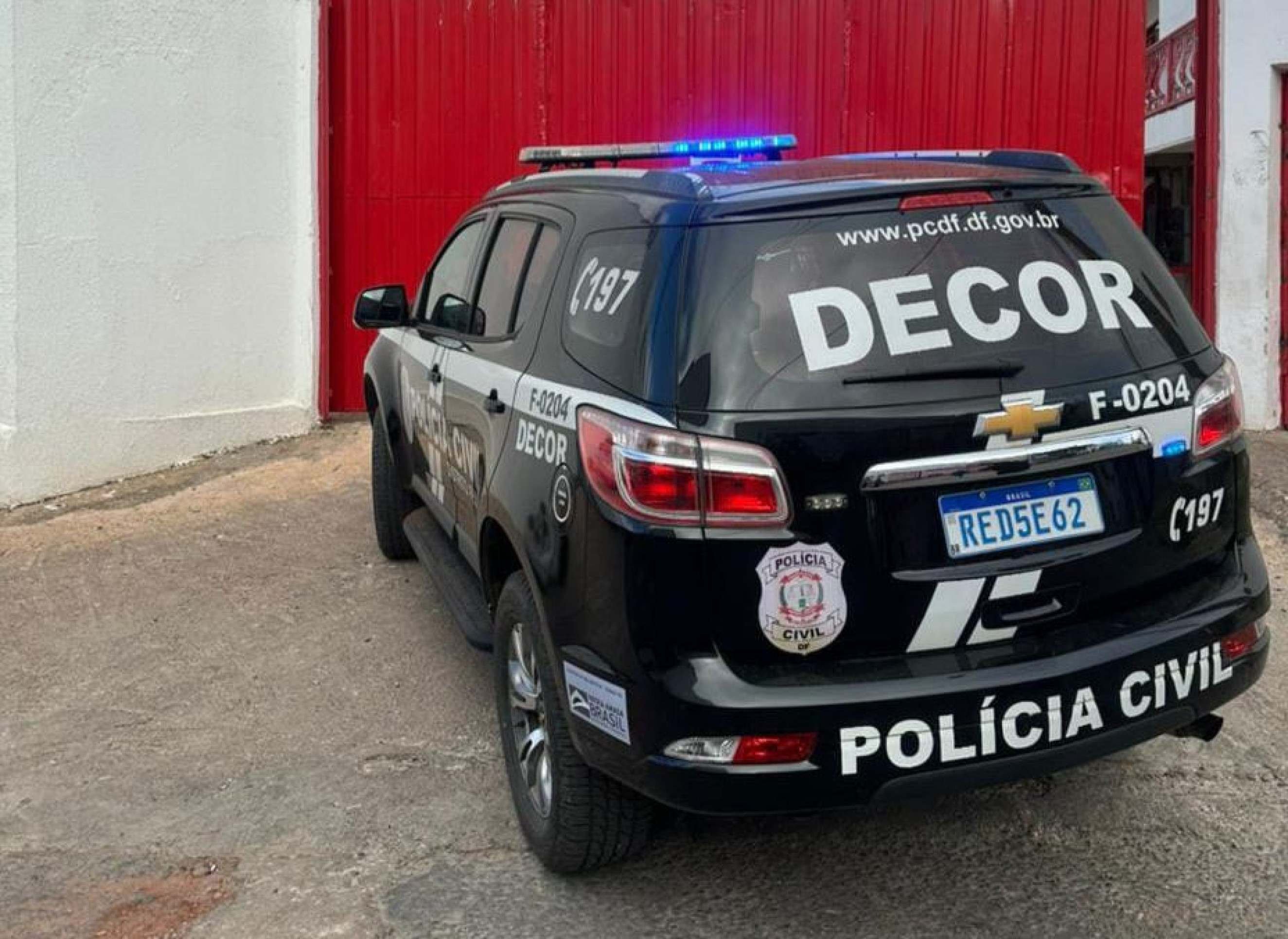 nove mandados de busca e apreensão e 23 de sequestros de bens, sendo sete
imóveis e 16 veículos