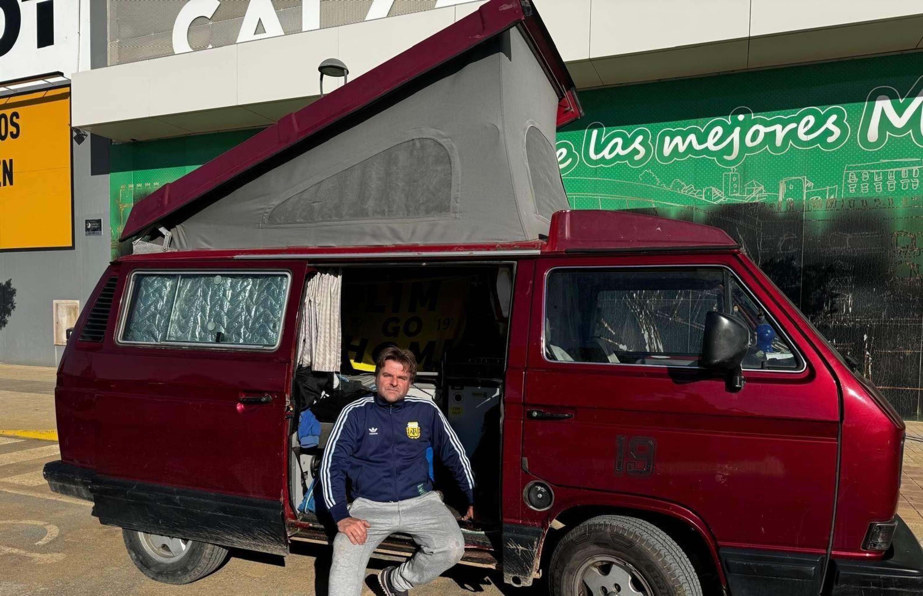 A van de José Ignacio Ponce estacionada em frente ao prédio de seu imóvel -  (crédito: Arquivo pessoal de José Ignacio Ponce)