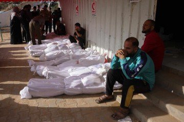 Pessoas lamentam perto dos corpos das vítimas dos ataques israelenses em Jabalia, no Hospital Indonésio em Beit Lahia, no norte da Faixa de Gaza, em 14 de maio de 2025       -  (crédito: BASHAR TALEB / AFP)