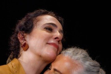 A menina escorrendo dos olhos da mãe, peça com Silvia Buarque e Guida Viana