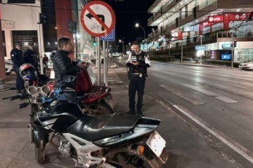 Durante as abordagens realizadas na operação, os agentes flagraram 10 condutores inabilitados, a maioria deles, realizava o serviço de entrega de mercadorias - (crédito: Divulgação/Detran-DF) Durante as abordagens realizadas na operação, os agentes flagraram 10 condutores inabilitados, a maioria deles, realizava o serviço de entrega de mercadorias - (crédito: Divulgação/Detran-DF)