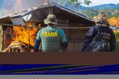 Foram destruídas uma grande quantidade de maquinários pesados, como retroescavadeiras, balsas, dragas e estruturas de apoio utilizadas pelos criminosos -  (crédito: Secom/Divulgação)