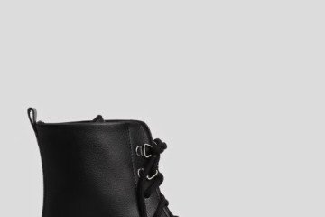 Coturno feminino tratorado com ganchos preto, da Riachuelo (R$ 139,99)