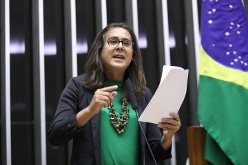 Duda: 'Temos recebido relatos preocupantes: famílias se endividando, jovens adoecendo, vidas sendo destruídas pelo vício em apostas' -  (crédito: Zeca Ribeiro/Câmara dos Deputados)