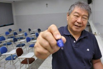  Mesmo com o cargo de direção, Toshio segue dando aulas e é ele quem faz todas as apostilas de matemática do Galois até hoje -  (crédito: Minervino Júnior/CB/D.A.Press)