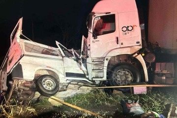 A carreta seguia sentido Bahia/Montes Claros, e a minivan, no sentido contrário -  (crédito: CBMMG/Divulgação)