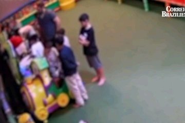 O menino tinha acabado de entrar na sala quando o homem puxa o cabelo dele e o tira do chão  -  (crédito: Cedido ao Correio)