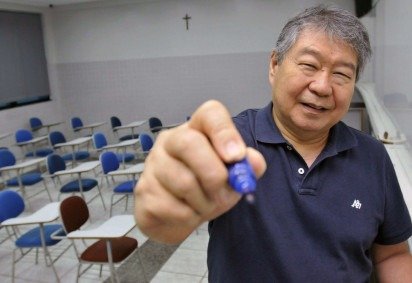 Mesmo com o cargo de direção, Toshio segue dando aulas e é ele quem faz todas as apostilas de matemática do Galois até hoje -  (crédito: Minervino Júnior/CB/D.A.Press)