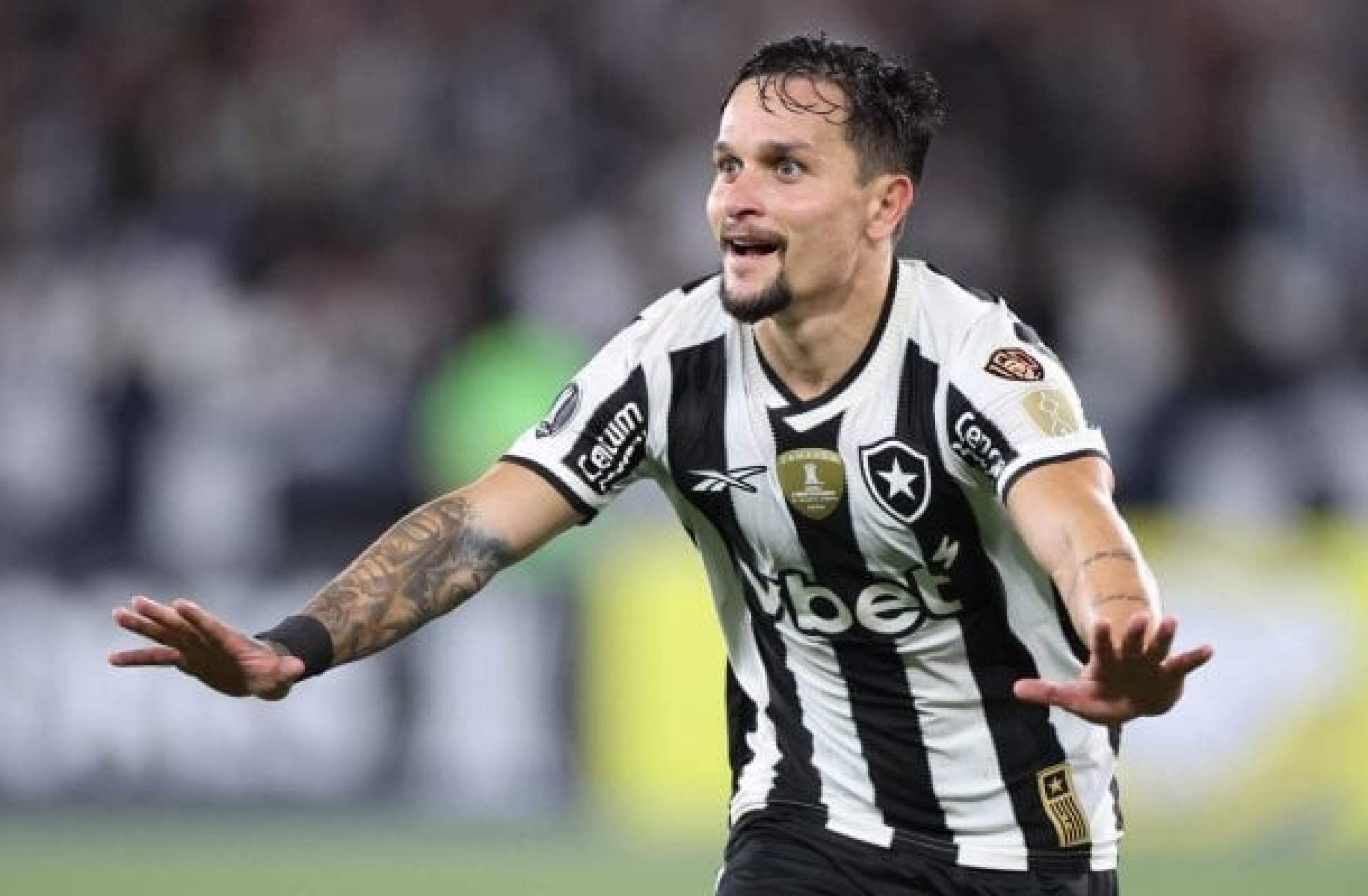 Em noite de Artur, Botafogo bate Estudiantes e vai para jogo de ‘vida ou morte’ na última rodada