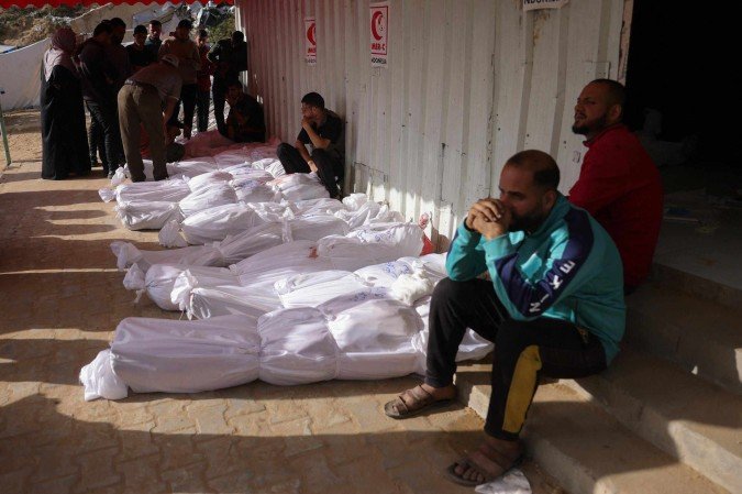 Pessoas lamentam perto dos corpos das vítimas dos ataques israelenses em Jabalia, no Hospital Indonésio em Beit Lahia, no norte da Faixa de Gaza, em 14 de maio de 2025 - (crédito: BASHAR TALEB / AFP) Pessoas lamentam perto dos corpos das vítimas dos ataques israelenses em Jabalia, no Hospital Indonésio em Beit Lahia, no norte da Faixa de Gaza, em 14 de maio de 2025 - (crédito: BASHAR TALEB / AFP)