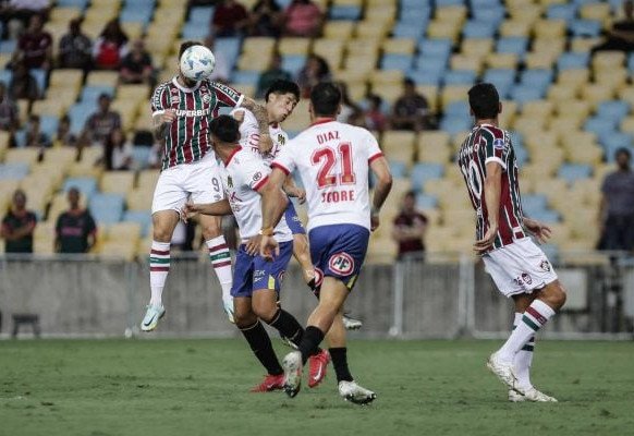 UNIÓN ESPAÑOLA – Apesar de ter um jogador de bom nível no ataque, Aranguíz, pouco assustou depois dos 20 minutos. Na defesa, cometeu falhas e precisou contar com uma atuação excelente de Tognascioli, que até pênalti pegou, para sair perdendo de pouco. NOTA 4,0. Foto: Lucas Merçon e Marcelo Gonçalves