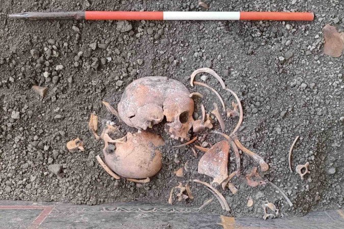 Durante as escavações, os pesquisadores identificaram os restos mortais de pelo menos quatro pessoas, entre elas uma criança - (crédito: Reprodução/Parque Arqueológico de Pompeia) Durante as escavações, os pesquisadores identificaram os restos mortais de pelo menos quatro pessoas, entre elas uma criança - (crédito: Reprodução/Parque Arqueológico de Pompeia)